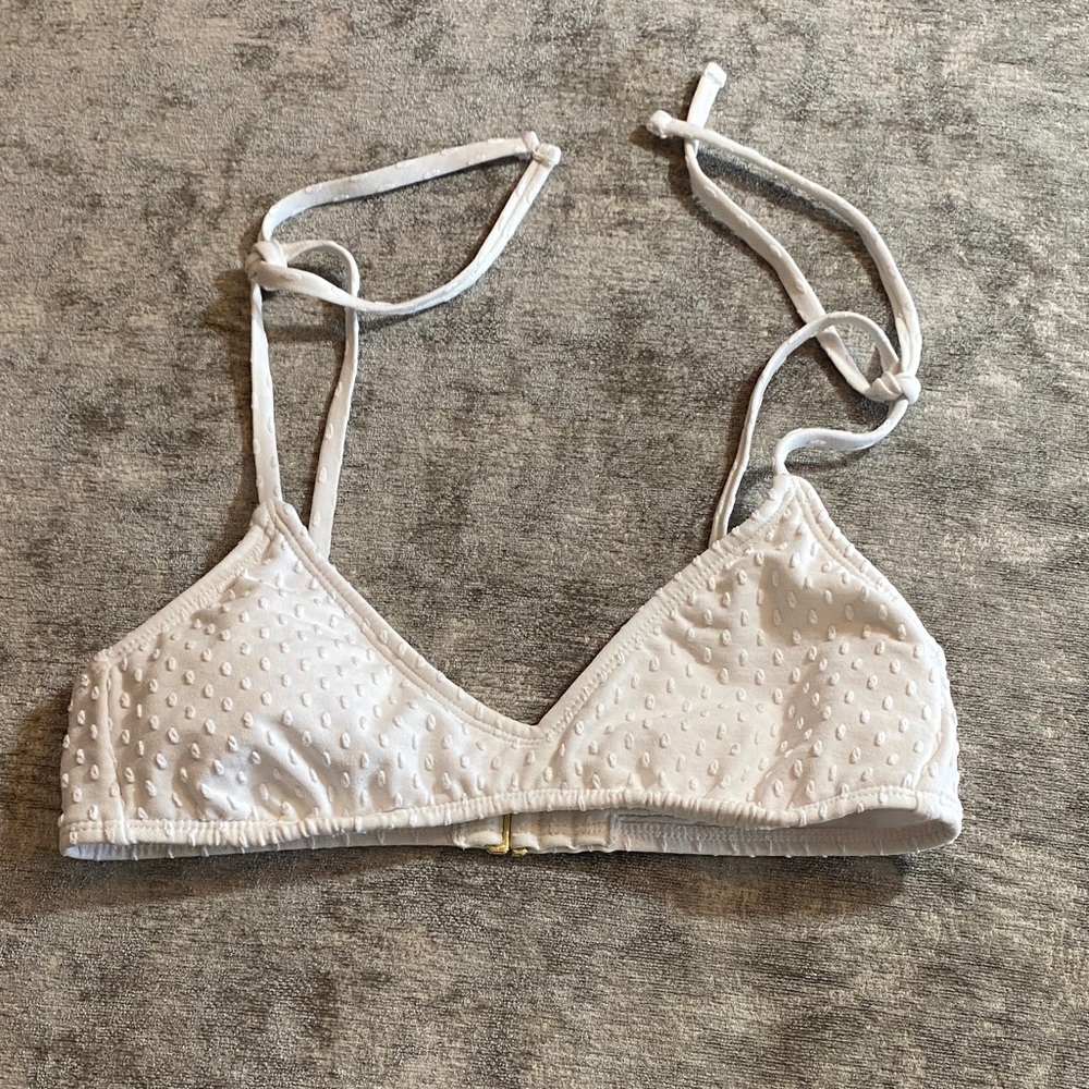 Xhilaration White Textured Bikini Top size M {1077}